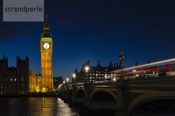 Vereinigtes Königreich  London  Blick auf das House of Parliament nahe der Themse