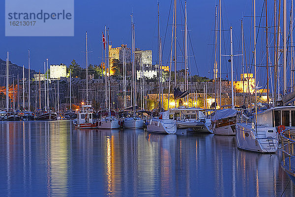 Türkei  Bodrum  Blick auf den Yachthafen und die Burg von St. Peter in der Abenddämmerung