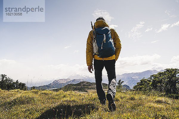 Mann mit Rucksack beim Wandern auf einem Berg in Patagonien  Argentinien  Südamerika