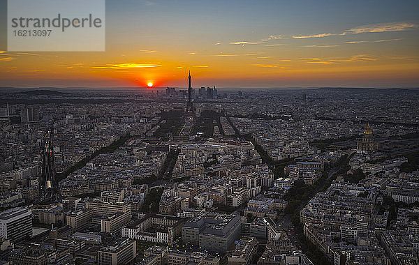 Luftaufnahme des Eiffelturms in Paris  Frankreich bei Sonnenuntergang