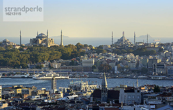 Türkei  Istanbul  Blick auf das Goldene Horn mit Hagia Sophia und Sultan-Ahmed-Moschee