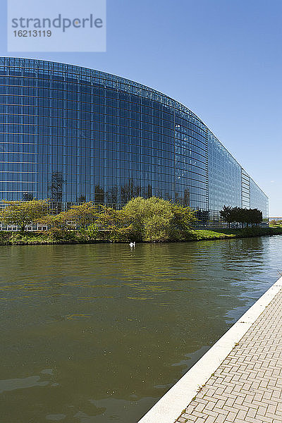 Frankreich  Elsass  Straßburg  Blick auf das Gebäude des Europäischen Parlaments mit dem Fluss L'ill