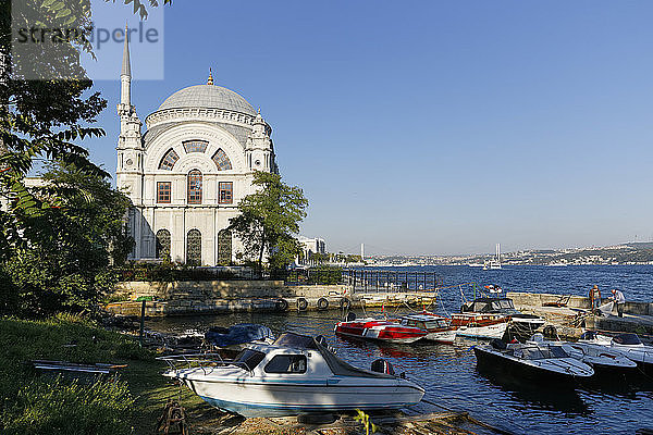 Türkei  Istanbul  Blick auf die Dolmabahce-Moschee