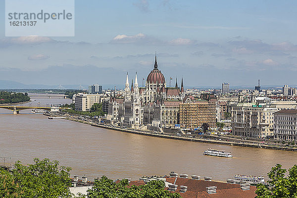 Ungarn  Budapest  Blick auf das Parlamentsgebäude mit Donau