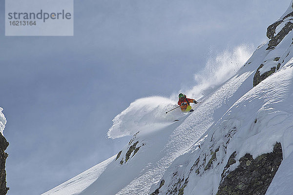 Österreich  Tirol  Älterer Mann beim Skifahren auf der Piste