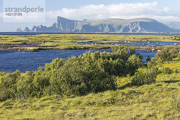 Norwegen  Küstenlandschaft mit Berg