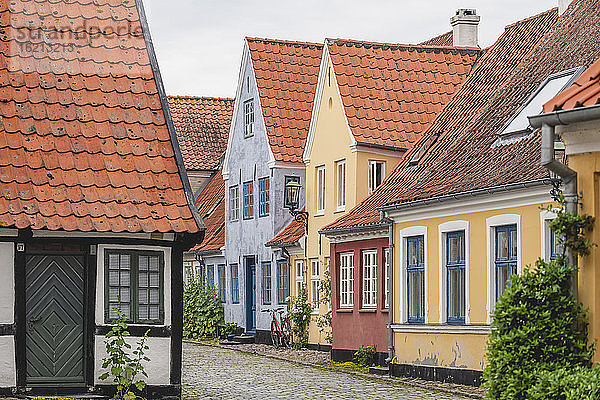 Dänemark  Region Süddänemark  Aeroskobing  Alte Stadthäuser entlang einer Kopfsteinpflasterstraße