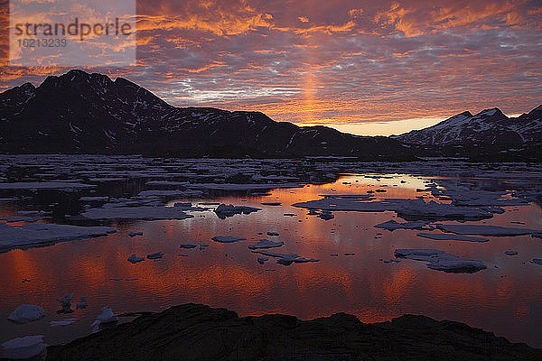 Grönland  Sonnenuntergang über Eisschollen