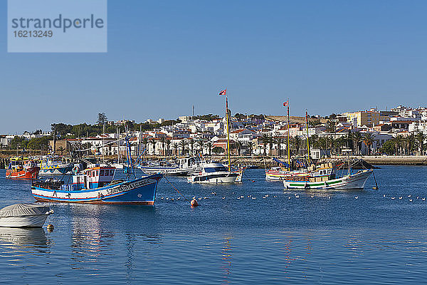 Portugal  Lagos  Blick auf Fischerboote im Hafen und die Stadt im Hintergrund
