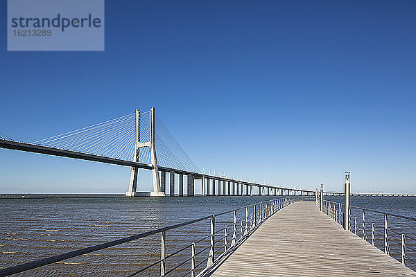 Portugal  Lissabon  Blick auf die Vasco-da-Gama-Brücke am Tejo