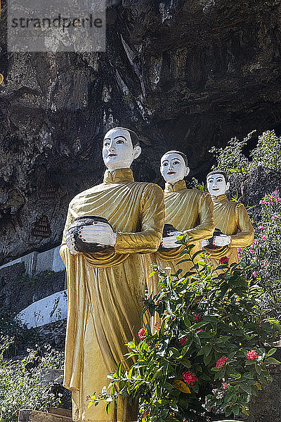 Myanmar  Staat Kayin  Hpa-an  Buddha-Statuen vor dem Eingang der Yathaypyan-Höhle