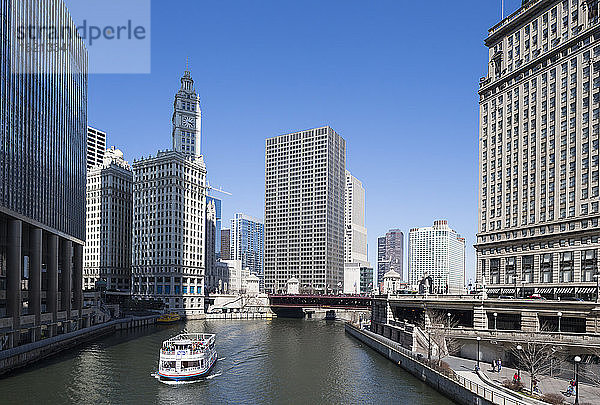 Vereinigte Staaten  Illinois  Chicago  Blick auf das Ausflugsschiff auf dem Chicago River