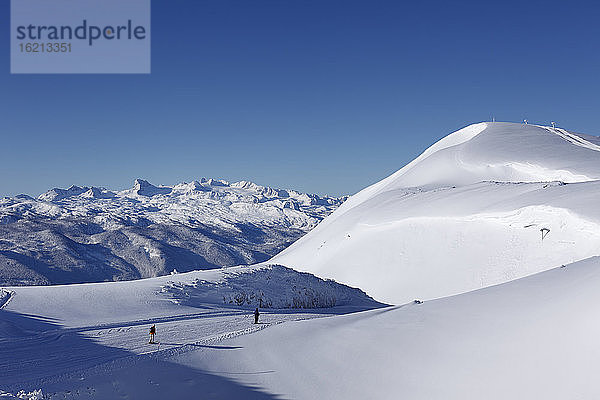 Österreich  Steiermark  Menschen beim Skifahren im Skigebiet Tauplitzalm