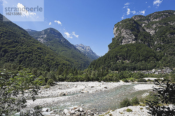 Europa  Schweiz  Blick auf den Verzasca-Fluss