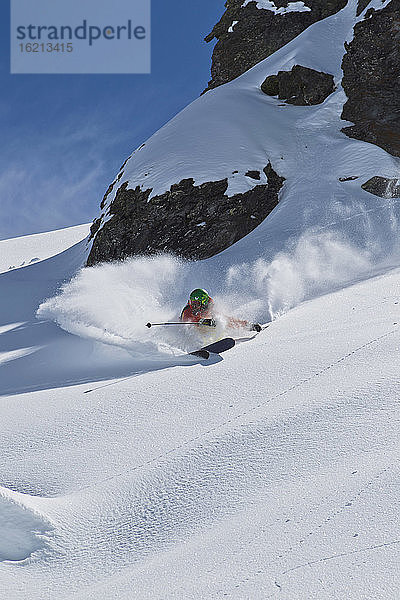 Österreich  Tirol  Älterer Mann beim Skifahren im Schnee