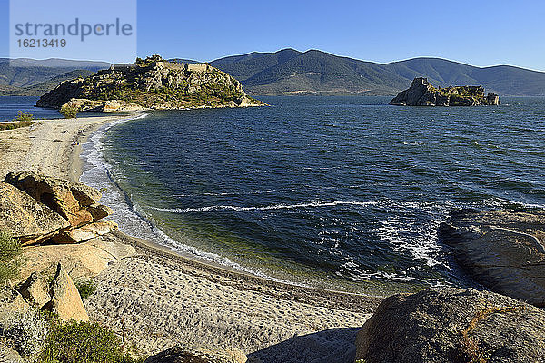Türkei  Blick auf Strand und Insel am Nordufer