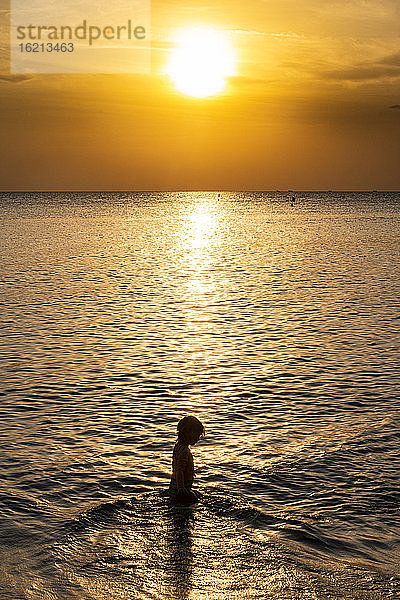 Vietnam  Insel Phu Quoc  Strand Ong Lang  Silhouette eines Mädchens im Meer bei Sonnenuntergang