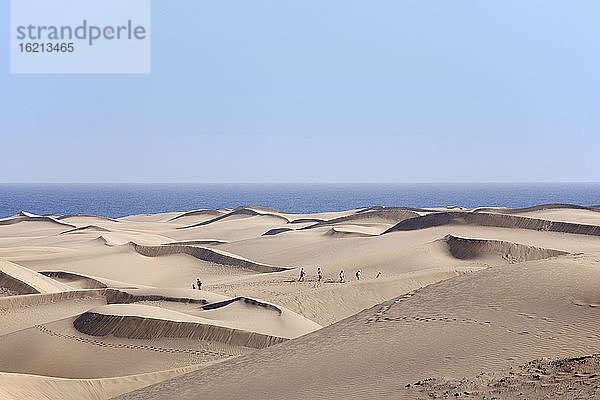 Spanien  Gran Canaria  Playa del Ingles  Touristen auf den Sanddünen von Maspalomas