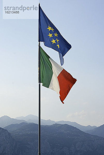 Italien  italienische Flagge und europäische Flagge am Gardasee