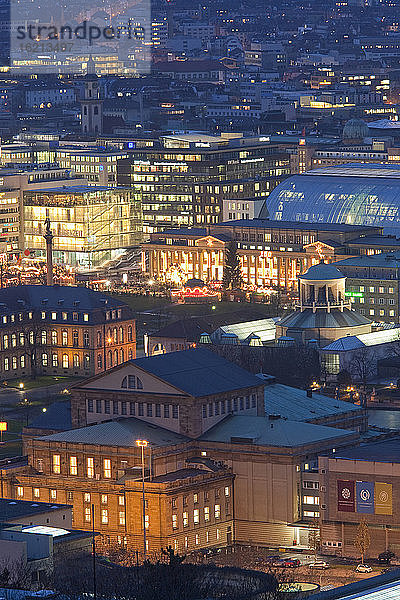 Deutschland  Stuttgart  Dächer und Stadt bei Nacht  Blick von oben