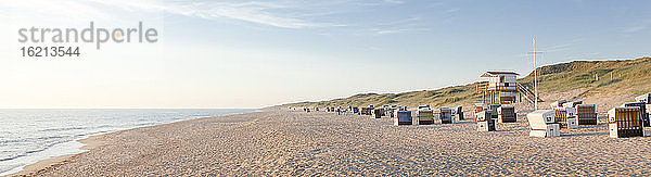 Deutschland  Blick auf leeren Strand mit überdachten Strandkörben auf der Insel Sylt