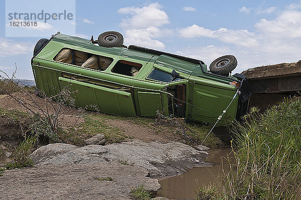 Afrika  Kenia  Unfall eines Safari-Jeeps im Maasai Mara National Park