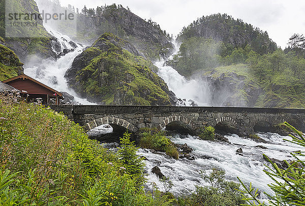 Norwegen  Doppelter Wasserfall Latefoss mit Brücke