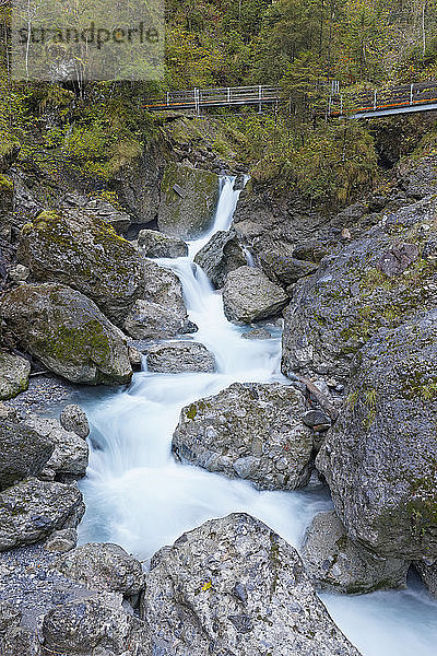 Österreich  Vorarlberg  Blick auf den Wasserfall des Alvierbachs