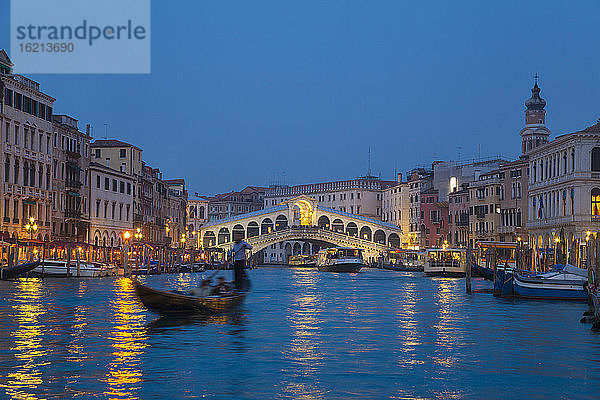 Italien  Venedig  Blick auf den Canal Grande und die Rialto-Brücke in der Abenddämmerung