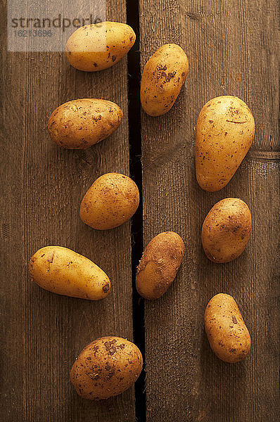 Rohe Kartoffeln auf Holztisch  Nahaufnahme