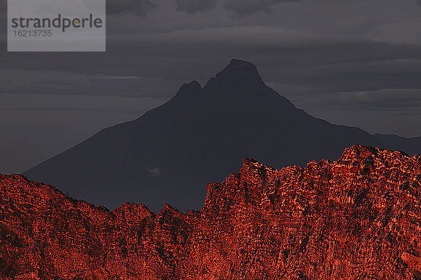 Afrika  Kongo  Blick auf den Vulkan Nyiragongo