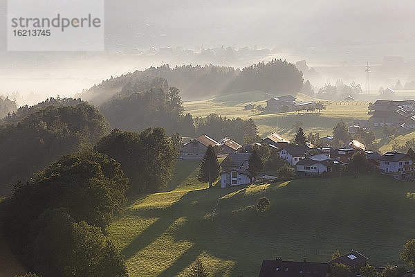 Österreich  Vorarlberg  Blick auf Landschaft mit Haus im Bregenzer Wald
