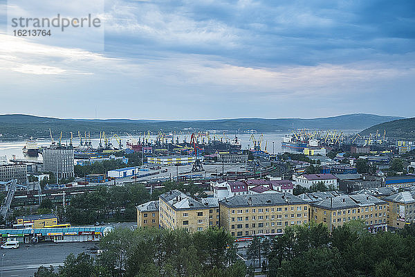 Russland  Murmansk  Stadtbild bei Sonnenuntergang