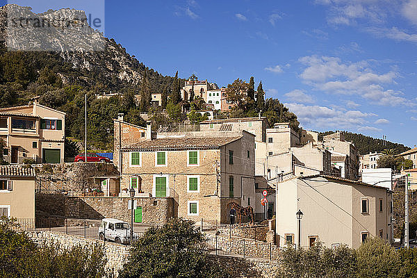 Spanien  Mallorca  Blick auf Estellencs im Tramuntana-Gebirge