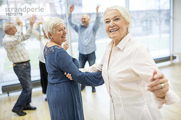 Eine Gruppe aktiver Senioren besucht einen Tanzkurs im Altersheim
