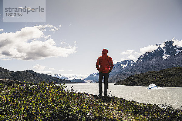 Wanderer genießt den Blick auf den Grey Glacier im Torres Del Paine National Park  Patagonien  Chile  Südamerika