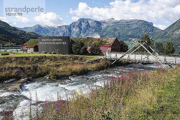 Norwegen  Blick auf den Nationalpark Jostedalsbreen und die Holzbrücke