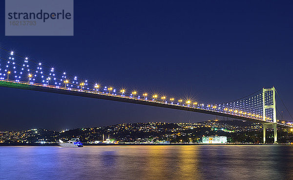 Türkei  Istanbul  Blick auf die Bosporus-Brücke und den Beylerbeyi-Palast