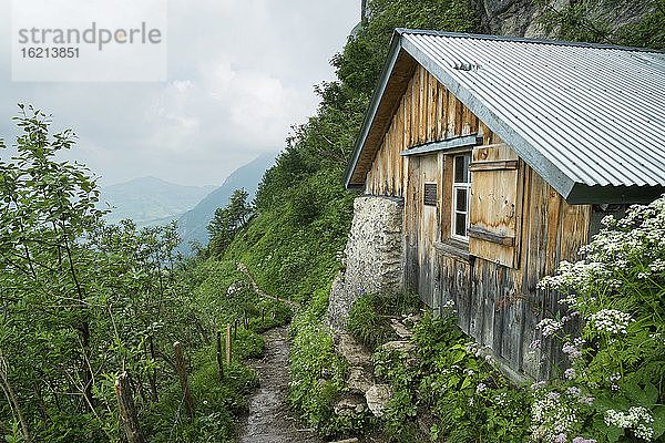 Schweiz  Blick auf die Schutzhütte am Schrennenweg