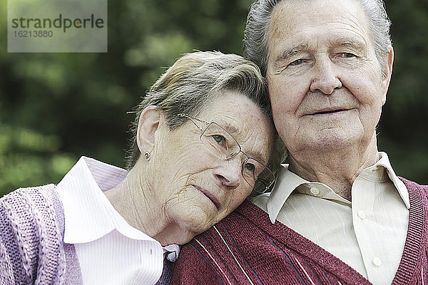 Deutschland  Köln  Älteres Paar sitzt im Park