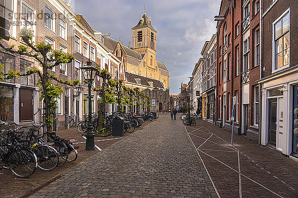 Niederlande  Südholland  Leiden  Kopfsteinpflasterstraße vor der Hooglandse Kerk Kathedrale