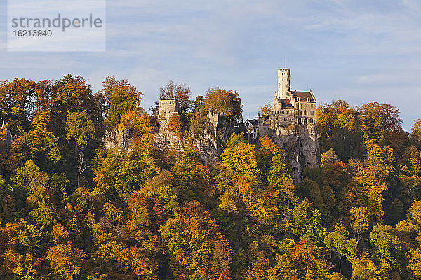 Deutschland  Baden Württemberg  Blick auf Schloss Lichtenstein bei Honau