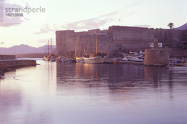 Alter Hafen von Girne mit Kastell  (Keryneia Kyrenia)  Nordzypern