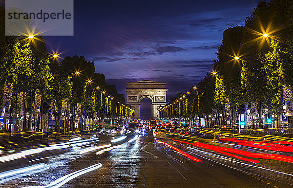 Arc de triomphe gegen blauen Himmel bei Nacht  Paris  Frankreich