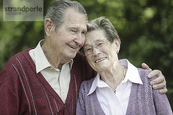 Deutschland  Köln  Seniorenpaar im Park  lächelnd