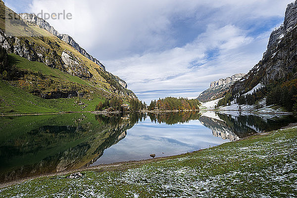 Schweiz  Blick auf den Seealpsee im Alpsteingebirge