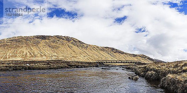 Schottisches Hochland  Blick auf einen Fluss in der Nähe von Bergen