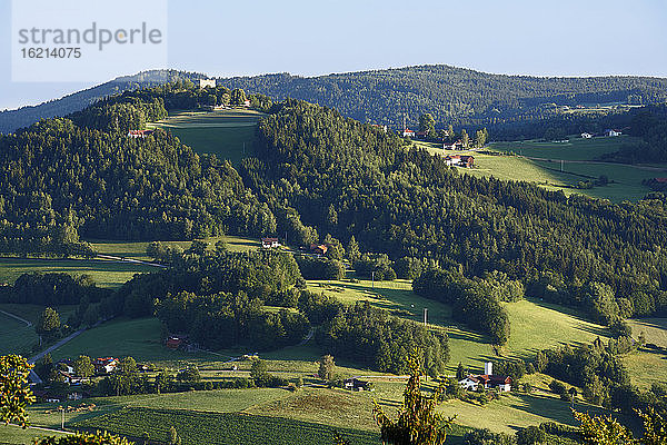 Deutschland  Bayern  Oberpfalz  Bayerischer Wald  Geierstha  Blick auf Dorfhäuser in Landschaft