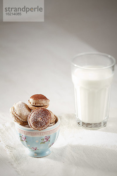 Macarons mit Schokoladenganache und einem Glas Milch