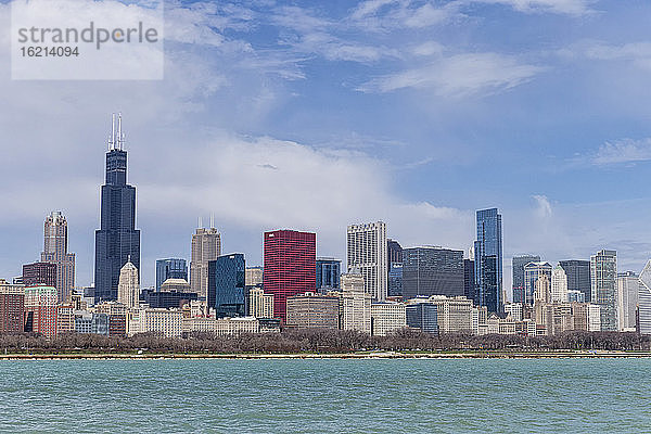 USA  Illinois  Chicago  Blick auf den Willis Tower mit Michigansee